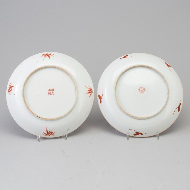 A pair of Chinese famille rose porcelain dishes, early 20th century.