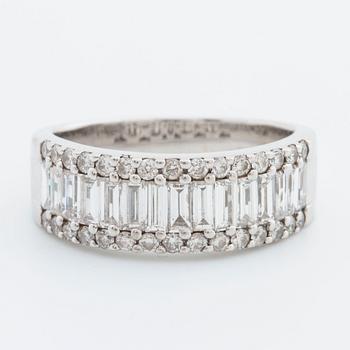 RING 18K whitegold brilliant-cut diamonds approximately 0,30 ct and baguette-cut diamonds approximately 1 ct.