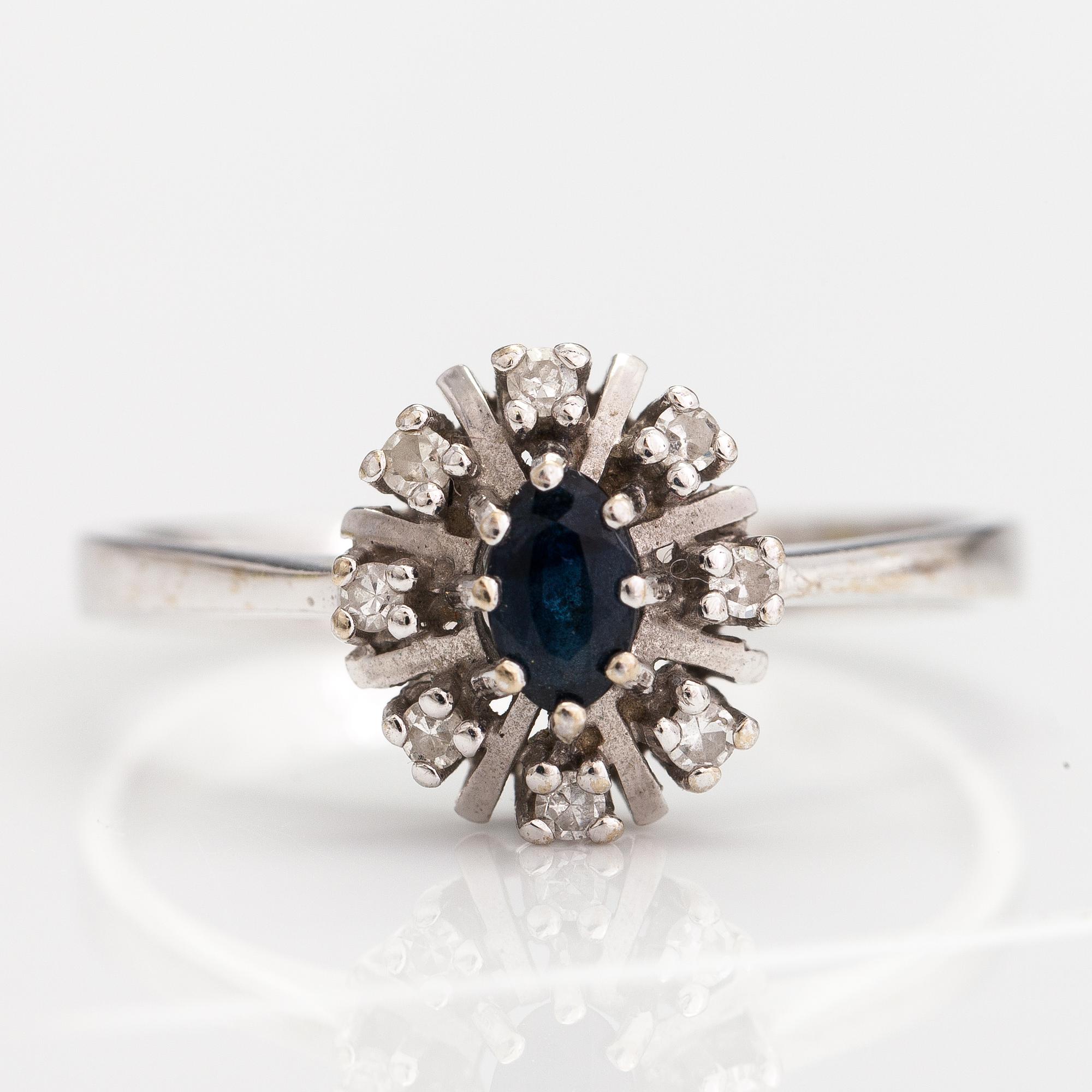 A 14K white gold ring with a sapphire and diamonds ca. 0.08 ct in total. Import marked Mauri Hyvärinen, 1986.