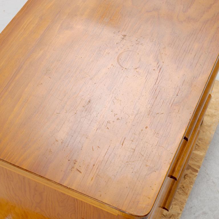 A chest of drawers, 1930a-40s .