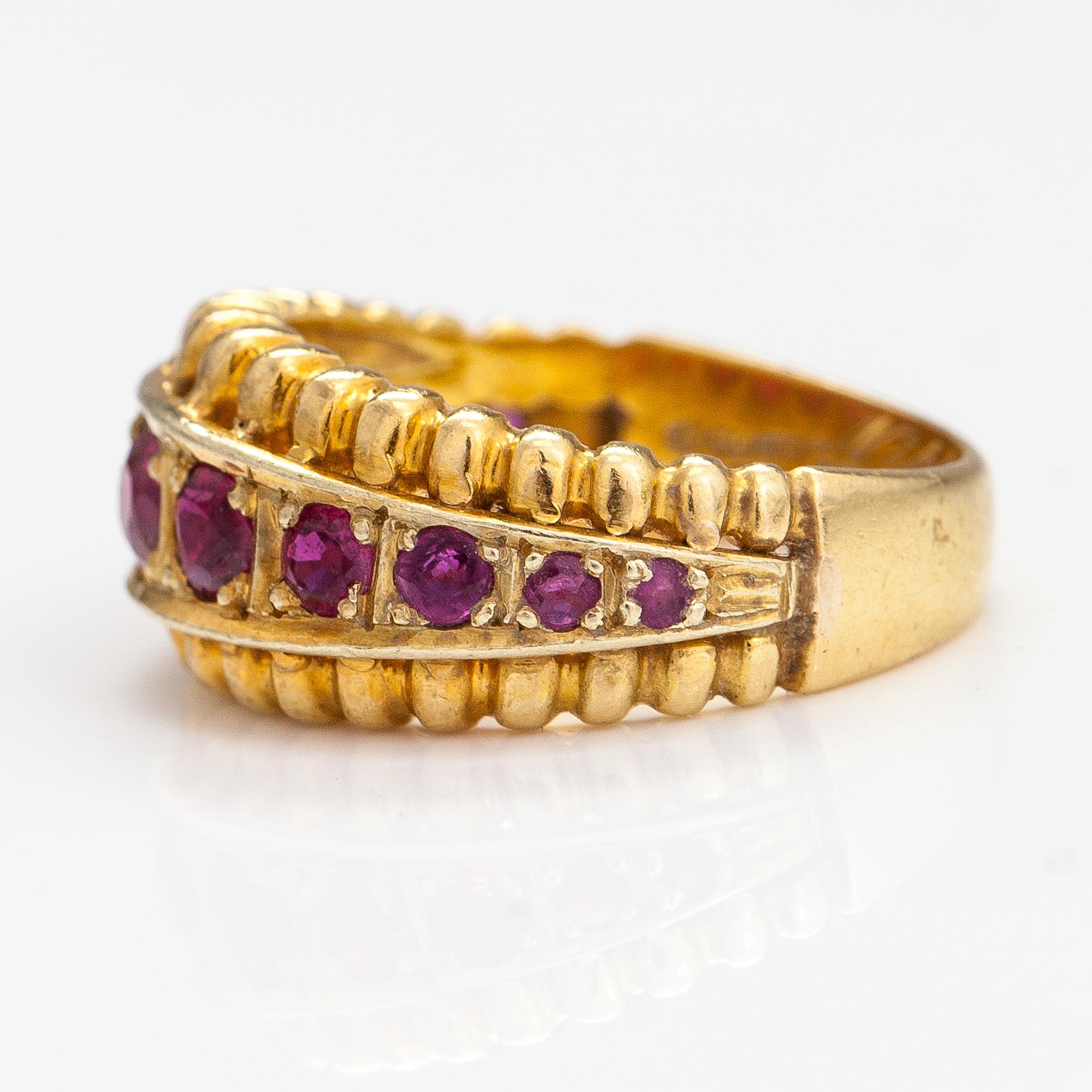 An 18K gold ring with rubies. Italy, finnish import marks.