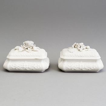 TOILETTASKAR, fem st, parian, Gustafsberg, sekelskiftet 1900.