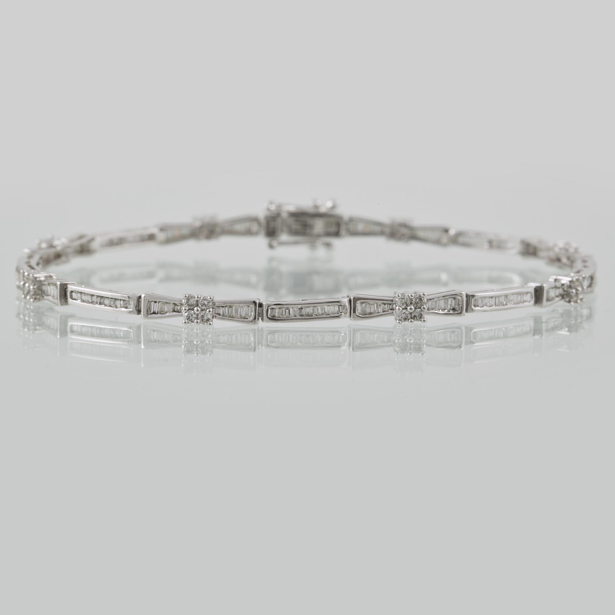ARMBAND, 18K vitguld med briljant och baguettslipade diamanter ca 1.03 ct. Vikt 7,1 gram.