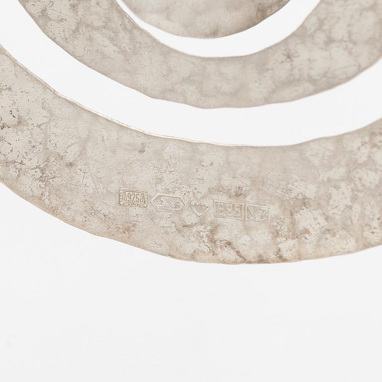 Tapio Wirkkala, kaulakoru, "Omena", hopeaa, Kultakeskus 1975.