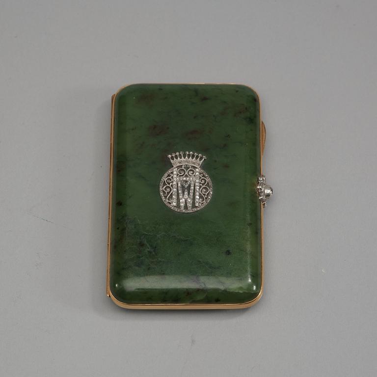 An early 20th century nefrit, gold and dimond cigarette-case, unmarked.