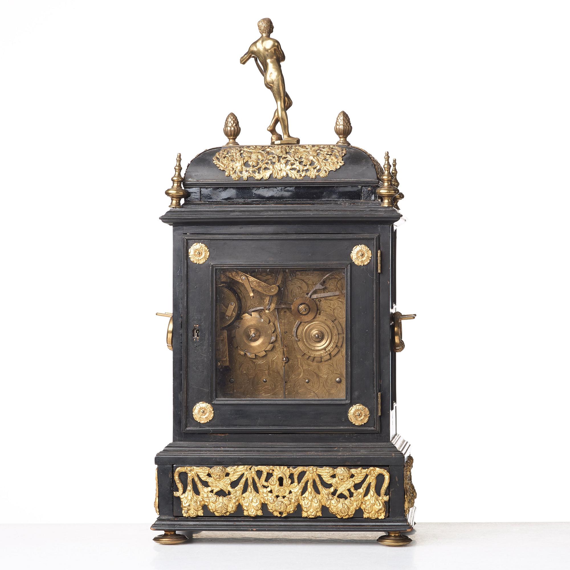 CLAUDIUS DU CHESNE, BORDSPENDYL MED SPELVERK, Queen Anne, omkring år 1705.