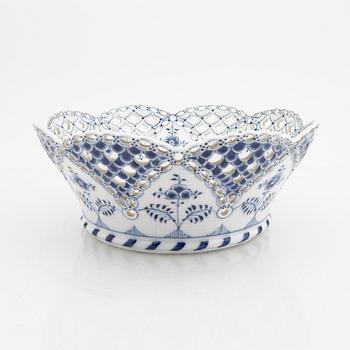 Royal Copenhagen,  porcelain bowl, model 1061, full blonde, Denmark 1894-1922.