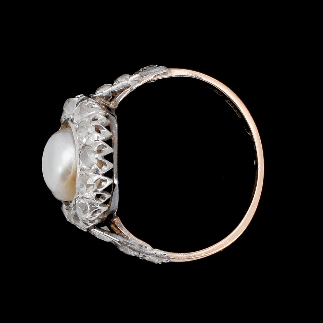 RING, 18k guld med 18 antikslipade diamanter, tot ca 0,54ct och pärla. Tot vikt 3g.