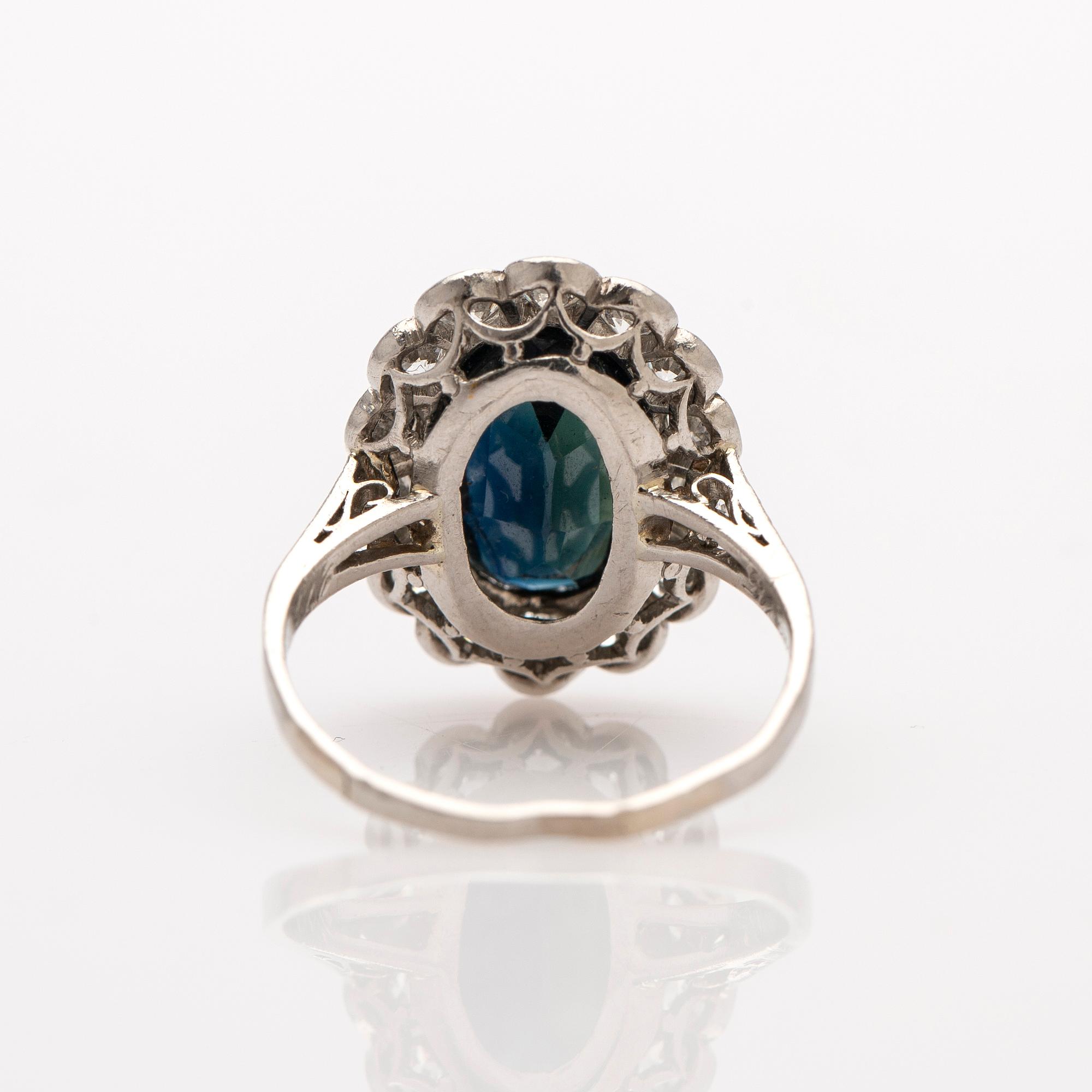 Ring, 18k vitguld, safir, diamanter.