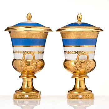 A pair of Empire urns with cover, early 19th Century.