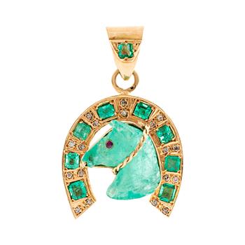 564. 18K gold and carved emerald horse  pendant.