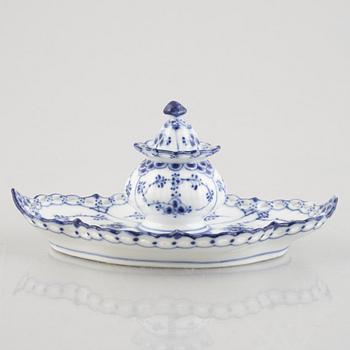 Skrivställ, porslin, Royal Copenhagen, "Musselmalet helblond", modell 1064, 1898-1923.