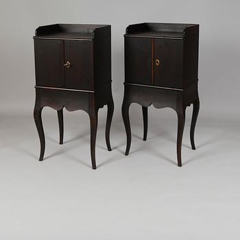 POTTSKÅP, 1 par, rokokostil, för Nationalmuseum, 1900-talets andra hälft.