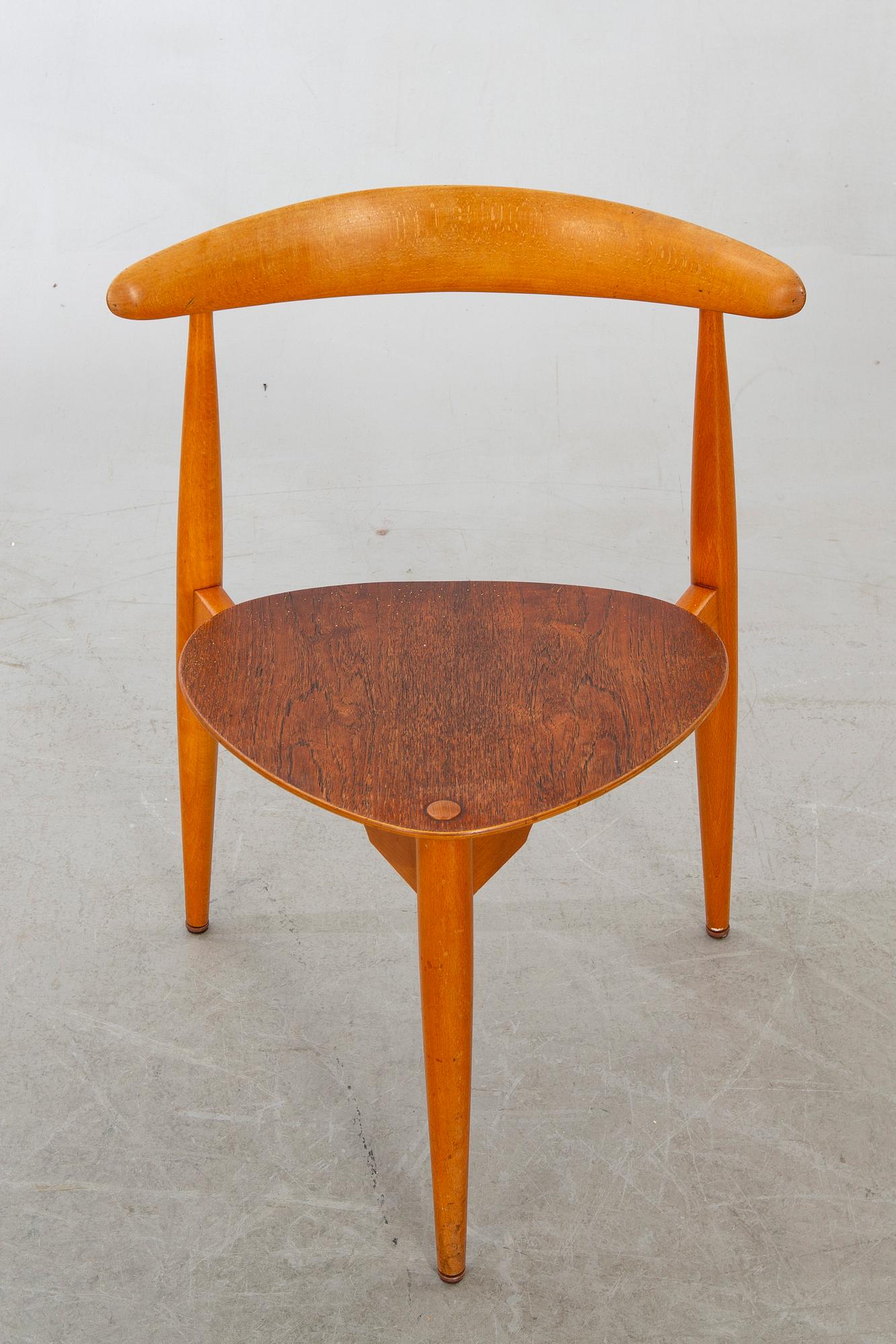 Hans J Wegner, stolar 6 st "Hjertestolen", 
 för Fritz Hansen, Danmark 1900-talets andra hälft.