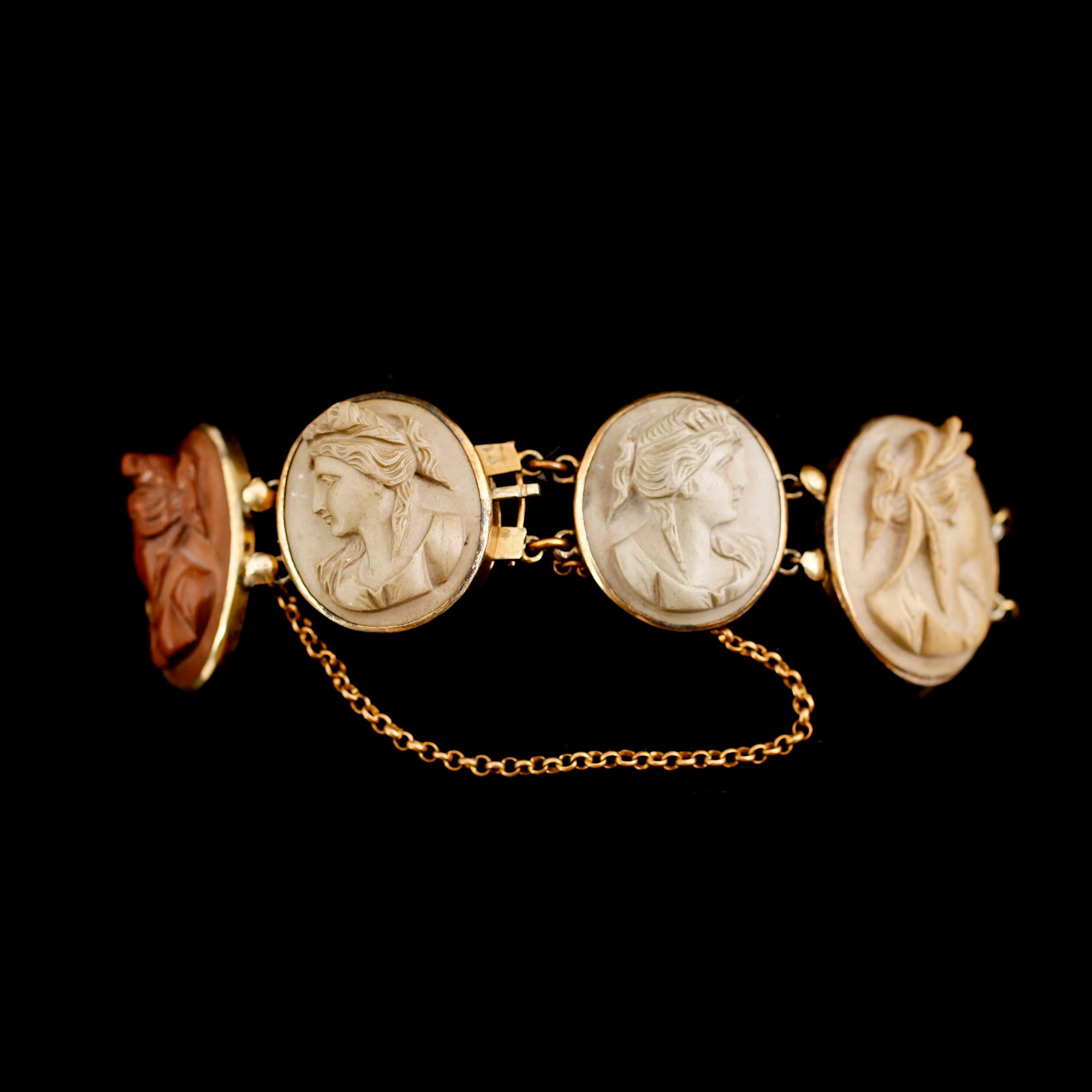 ARMBAND, lava och gulmetall, 1800-talets andra hälft.
