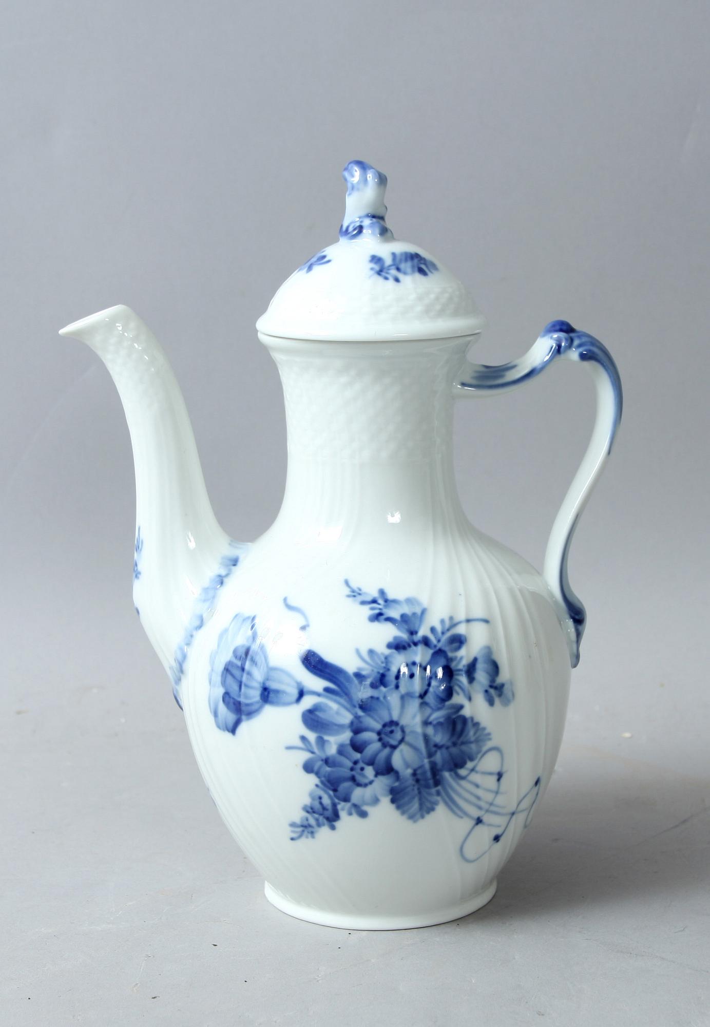 SERVIS, ca 60 delar, porslin, "Blå Blomst", Royal Copenhagen.
