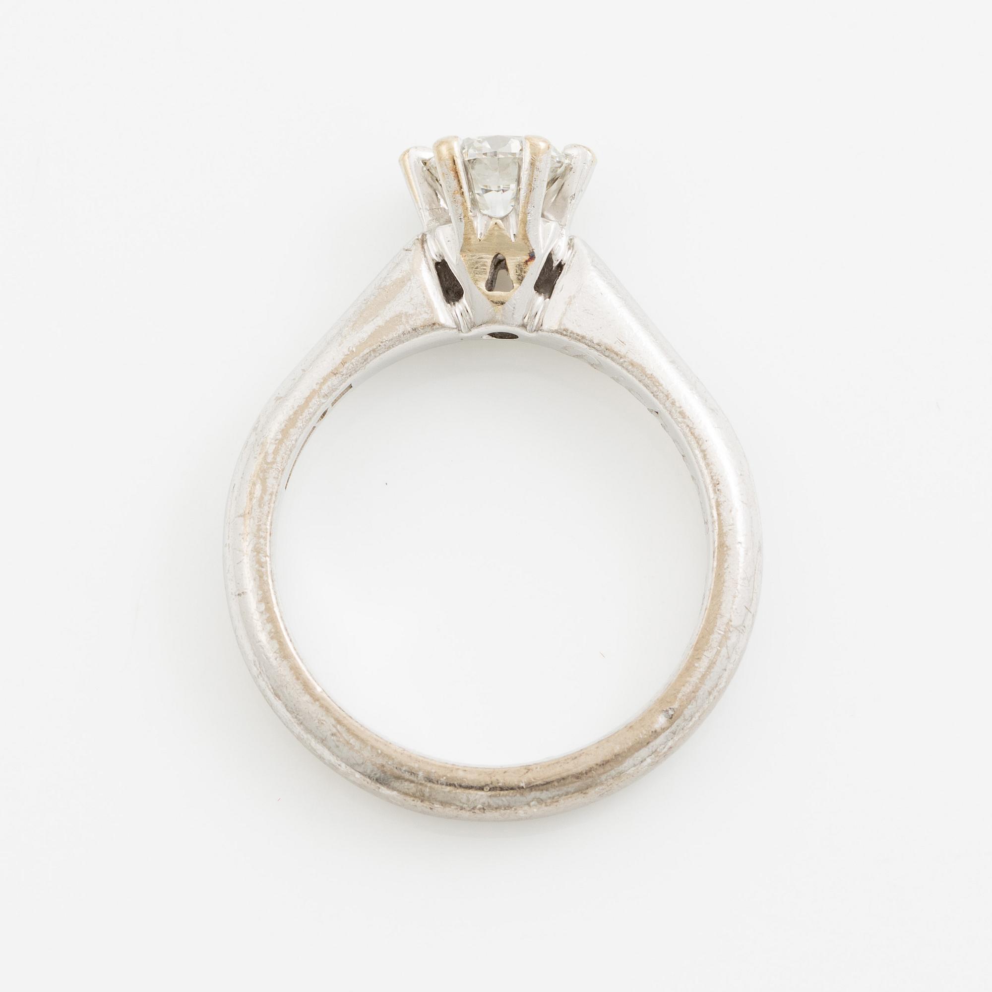 Ring in 18K white gold set with a round brilliant-cut diamond.