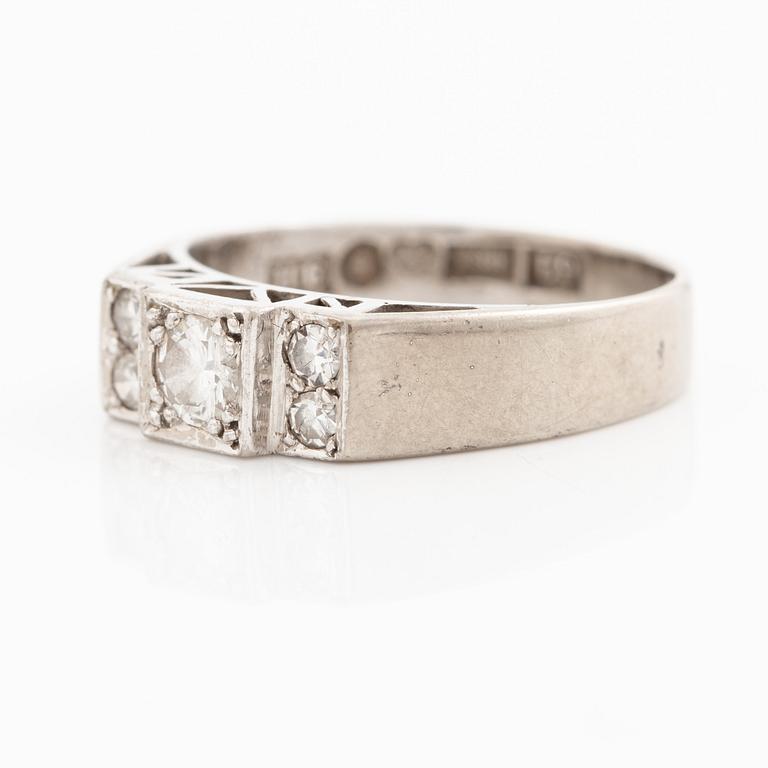 Ring, Engelbert, Stigbert, 18K vitguld med briljantslipade och åttkantslipade diamanter, 1960-tal.