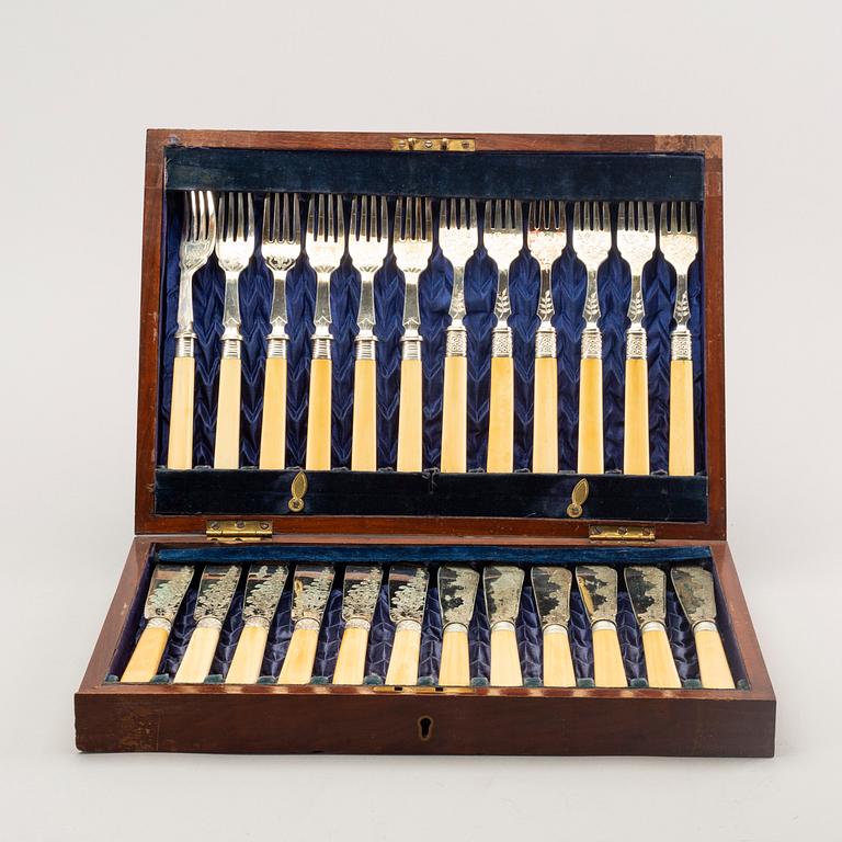 A set of 24 pcs epns English fish cutlery early 1900s.