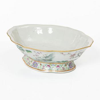 A Chinese famille rose porcelain dish, Qing dynasty, 19th century.