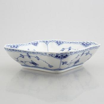 Two deep dishes and two soup dishes, porcelain, "Blue Fluted Half Lace" / "Musselmalet", Royal Copenhagen.