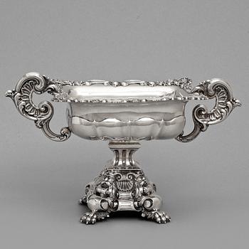 SKÅL PÅ FOT, silver, Gustaf Folcker, Stockholm 1842. Vikt c:a 640 g.