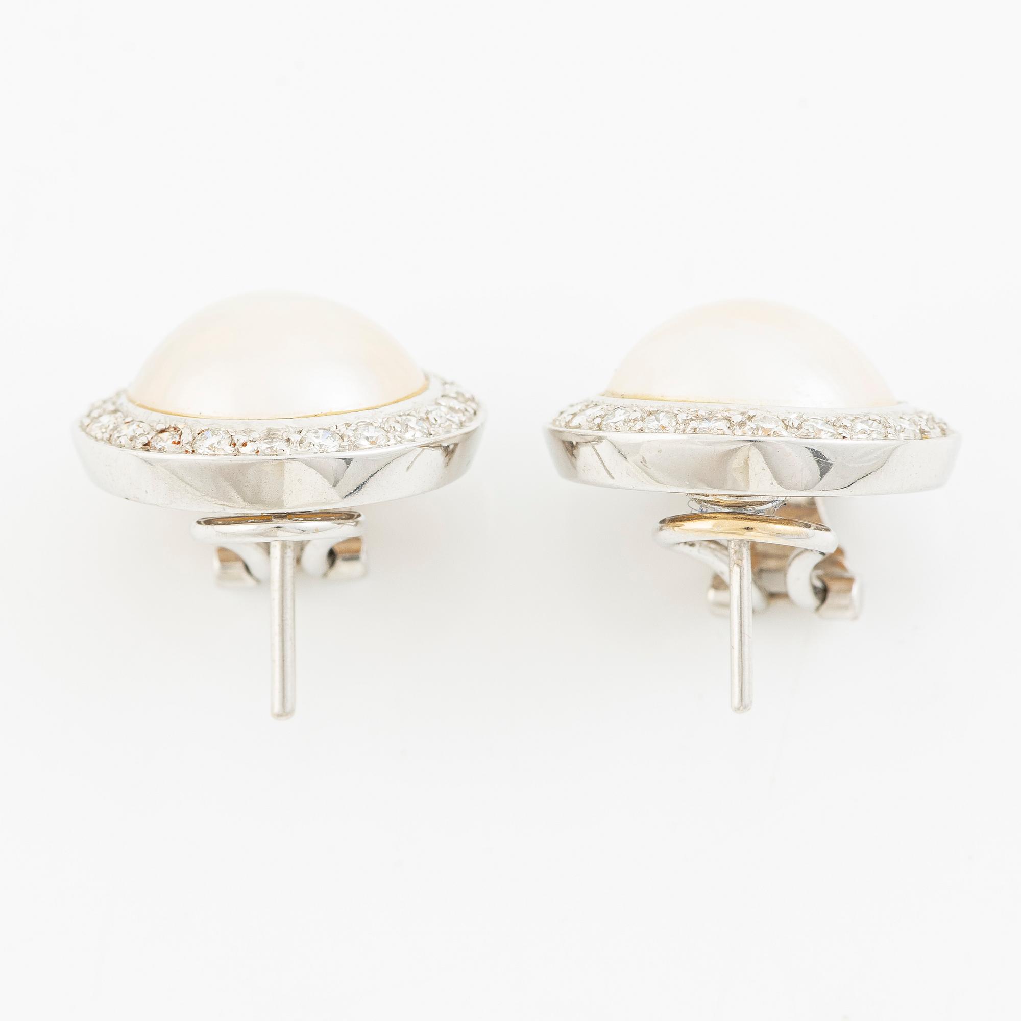 Örhängen 18K vitguld med mabepärlor och runda briljantslipade diamanter.
