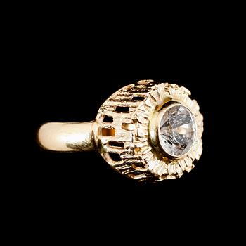 RING, 18 k guld, 1949, med vit sten. Vikt ca 7 gram.