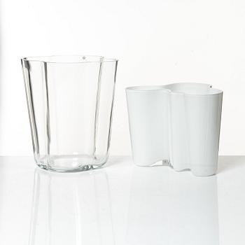 Alvar Aalto, vaser, 3 st och skål "Savoy", glas, samt fat och ljuslykta, Iittala.