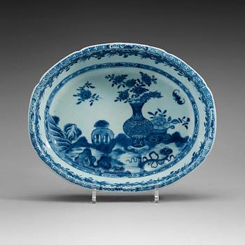 431. A blue and white salad dish, Qing dynasty, Qianlong (1736-95).