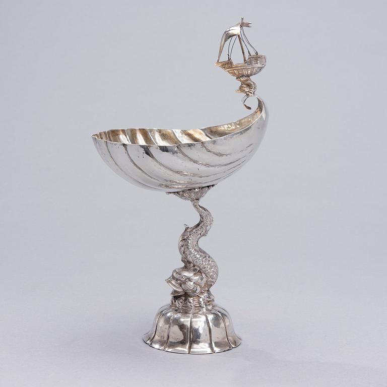 SNÄCKPOKAL PÅ FOT, silver, Tyskland 1900-talets mitt, vikt 324 g.