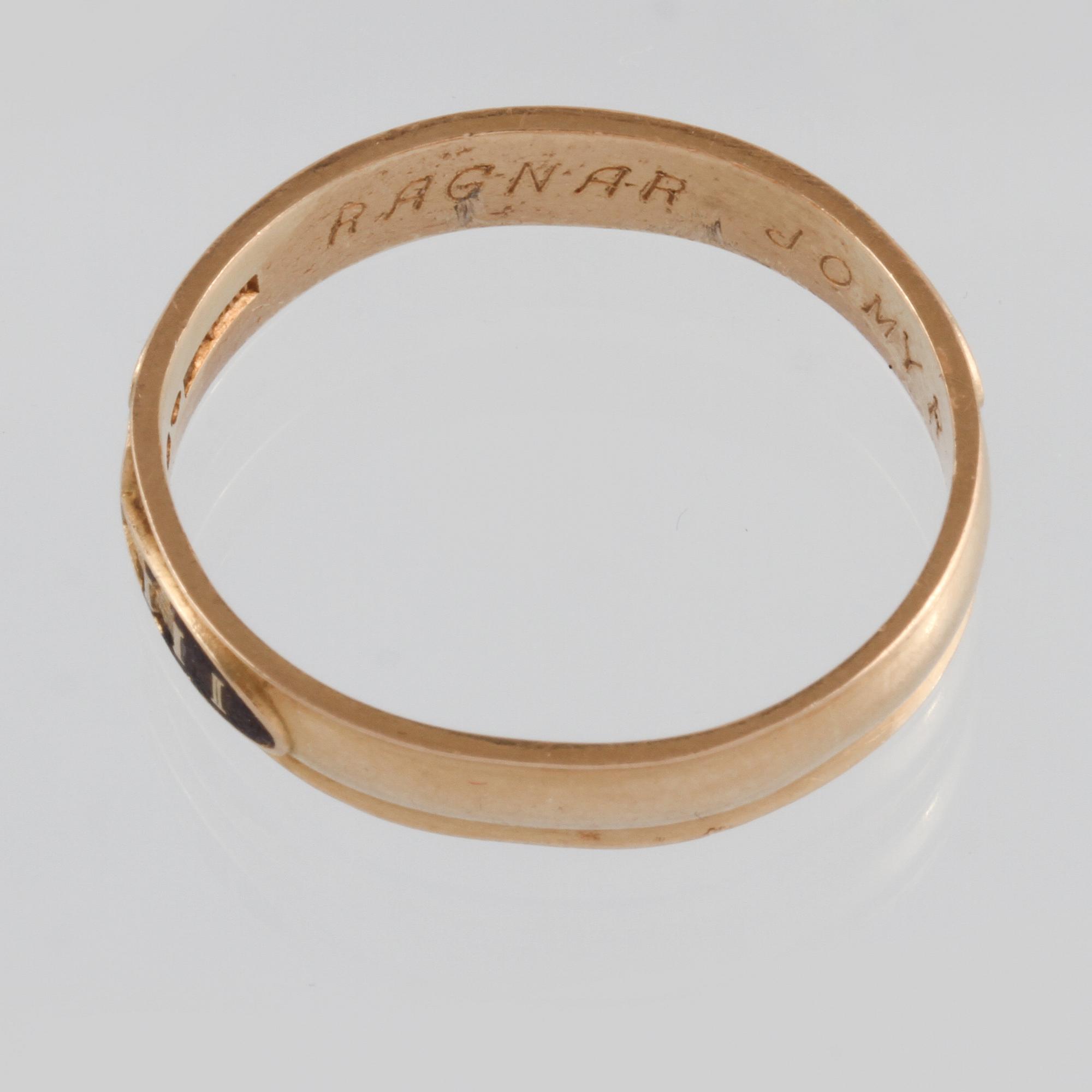 ODD FELOWRING, 18K guld samt emalj, J Johansson, Göteborg, 1994. Vikt 7,2 gram.