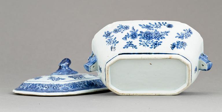 TERRIN samt KOPP med FAT, porslin, Qingdynastin, Kina, Qianlong (1736-95).
