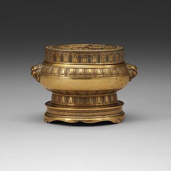 42. A bronze censer with cover and stand, 17th/18th Century, with Xuandes six character mark.