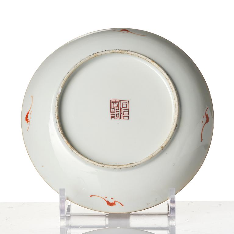 A Chinese porcelain dish and a spoon, late Qing dynasty / around 1900.