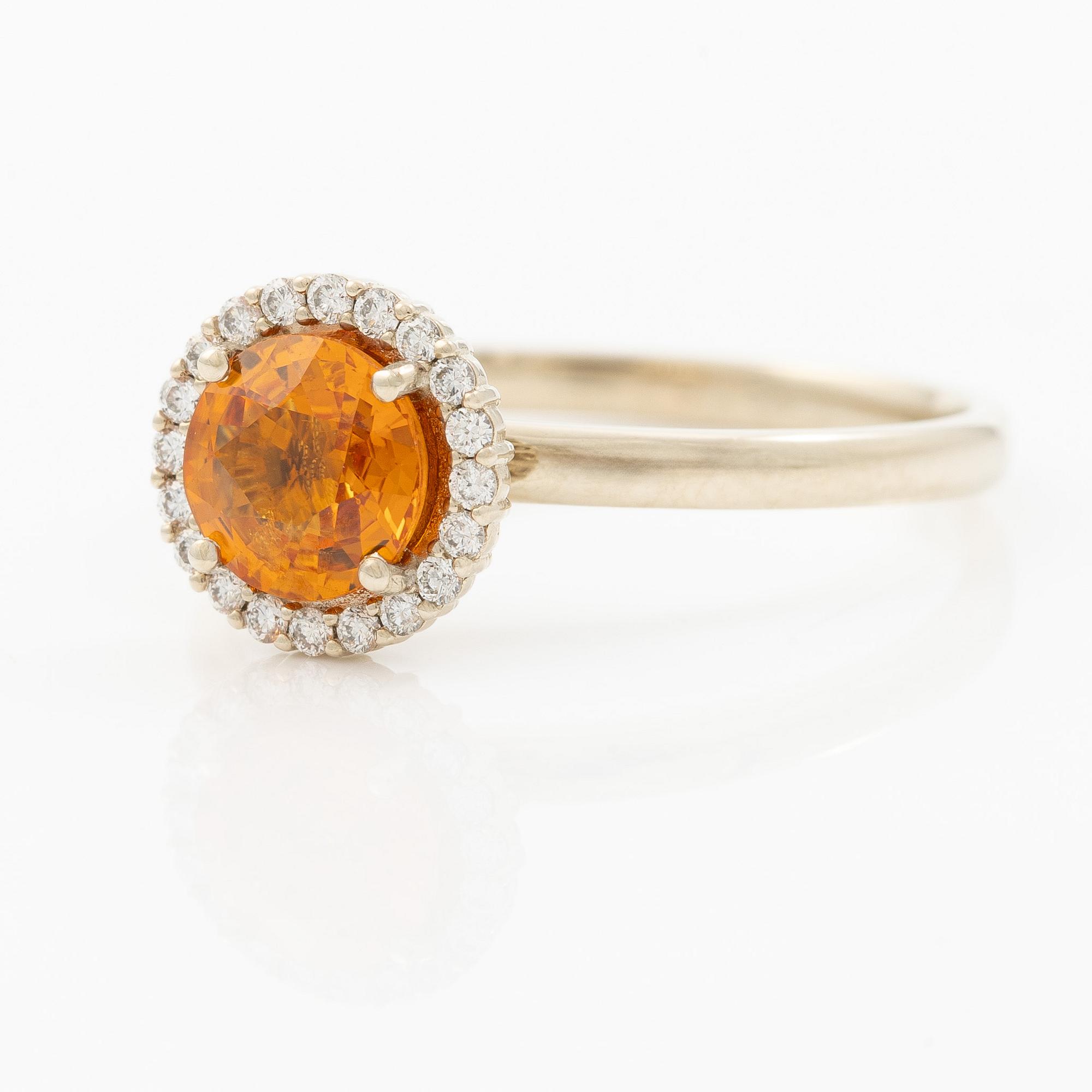 Ring 14K gold with citrine and brilliant-cut diamonds.