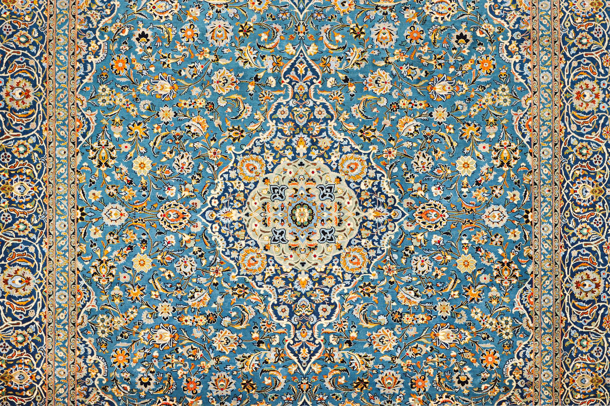 A Kashan carpet, signed Isfahanian, a. 407 x 310 cm.