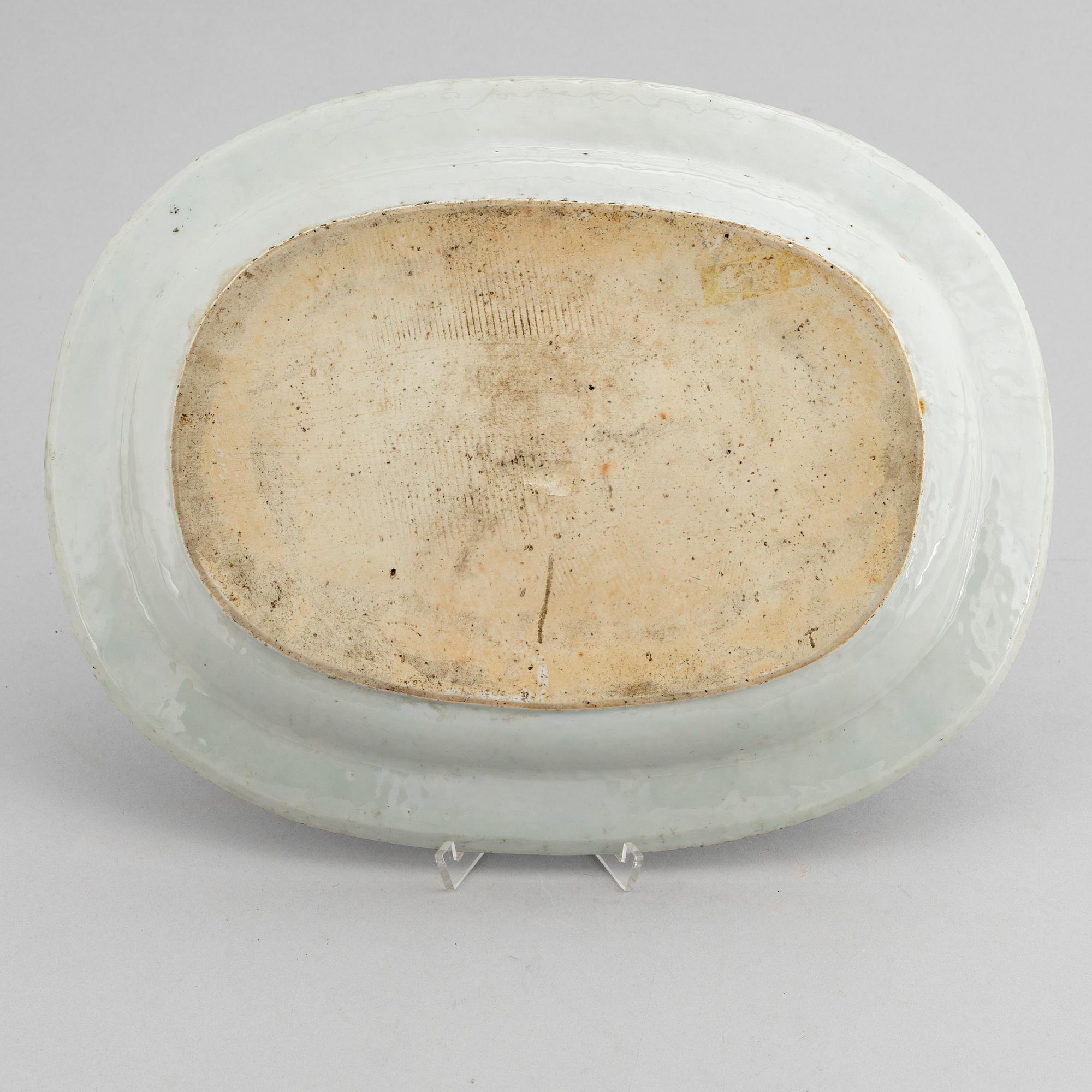 A blue and white serving dish, Qing dynasty, Qianlong (1736-95).