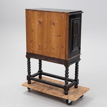 Kabinettskåp, barockstil, omkring år 1900.