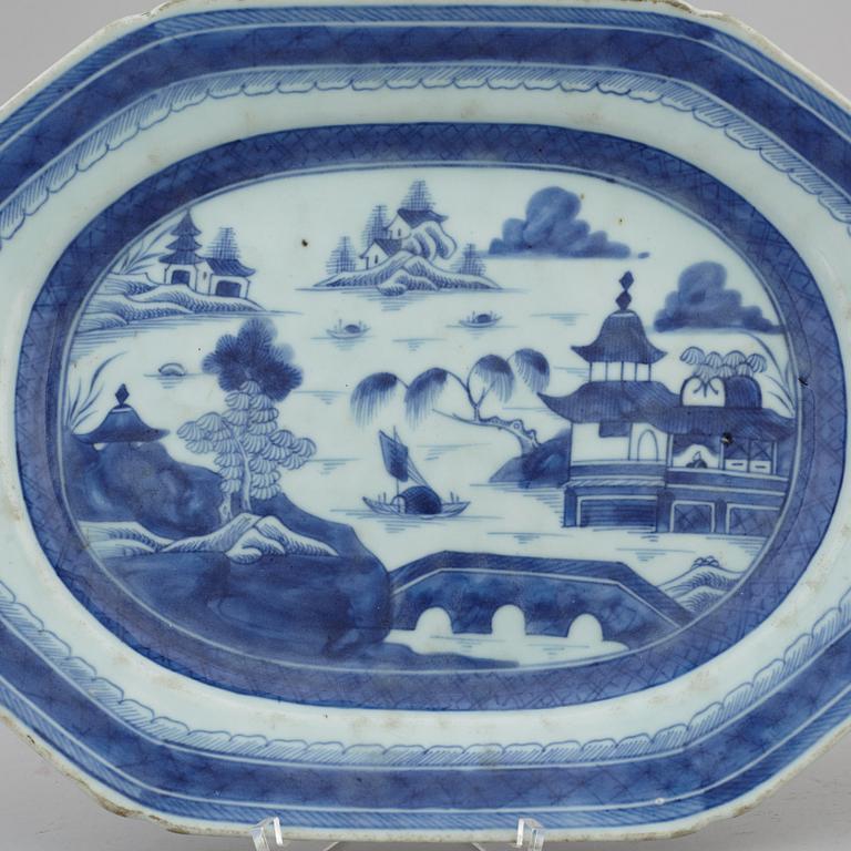 SERVERINGSFAT, två stycken, kompaniporslin. Qingdynastin, Jiaqing (1796-1820).