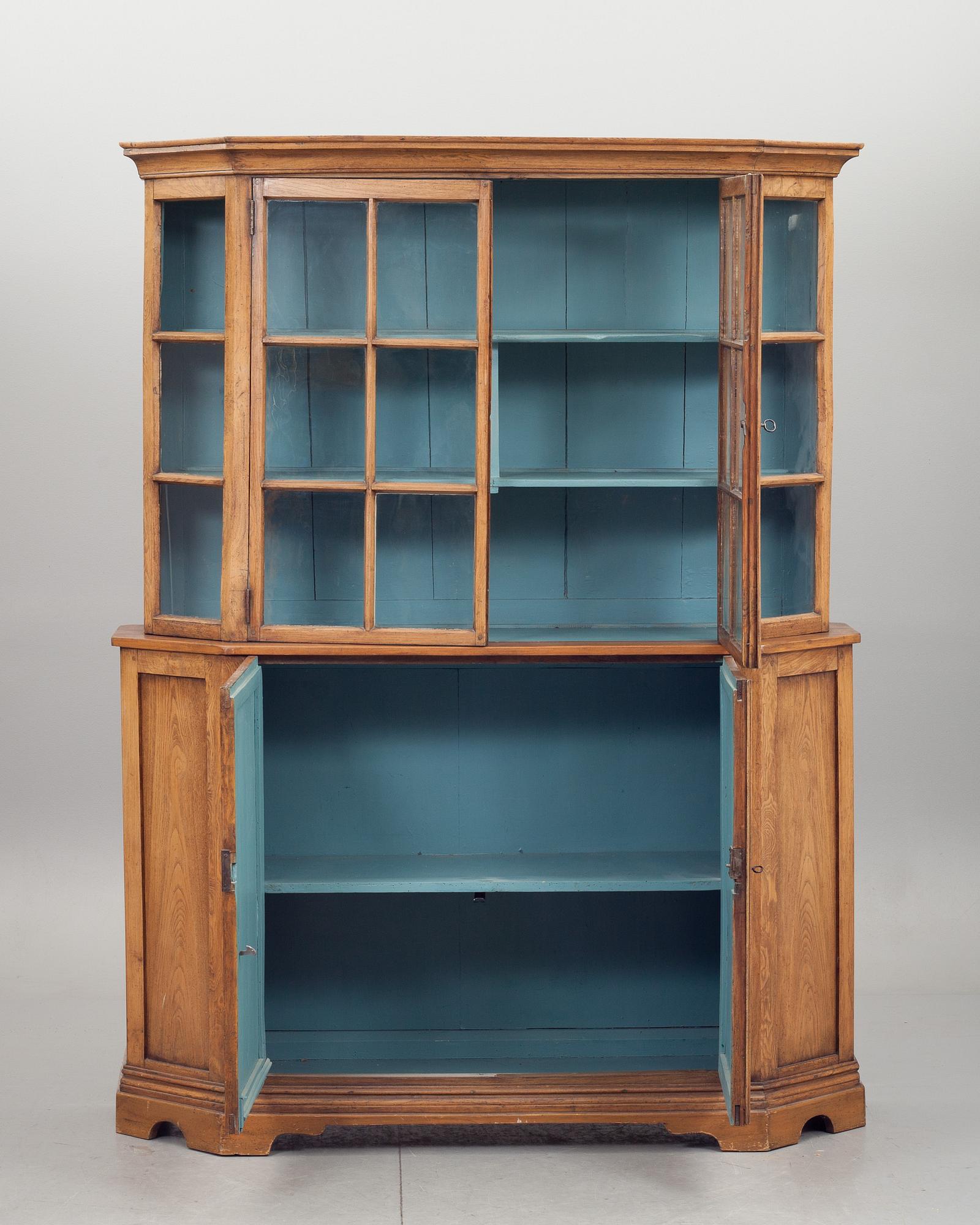 VITRINSKÅP, 1800-tal.