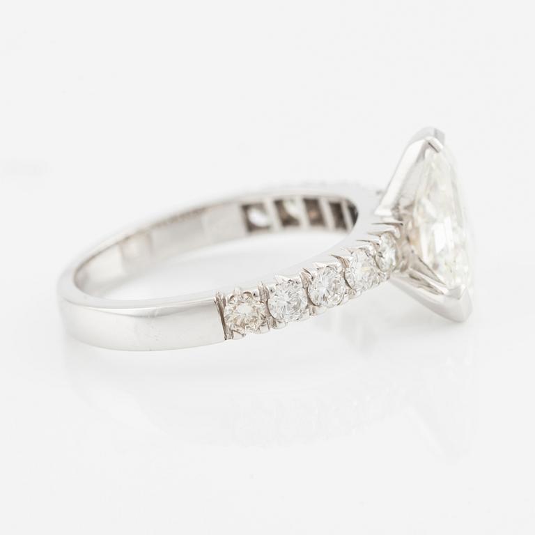 Ring with a triangular-shaped diamond, approx. 2.37 ct.