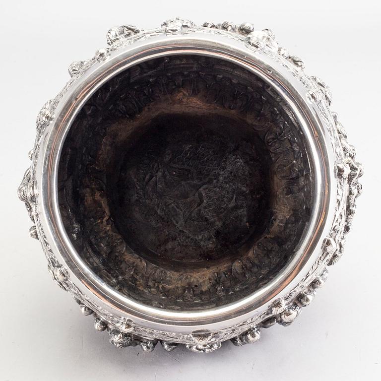 AN INDIAN BURMESE SILVER BOWL / JARDINIERE.