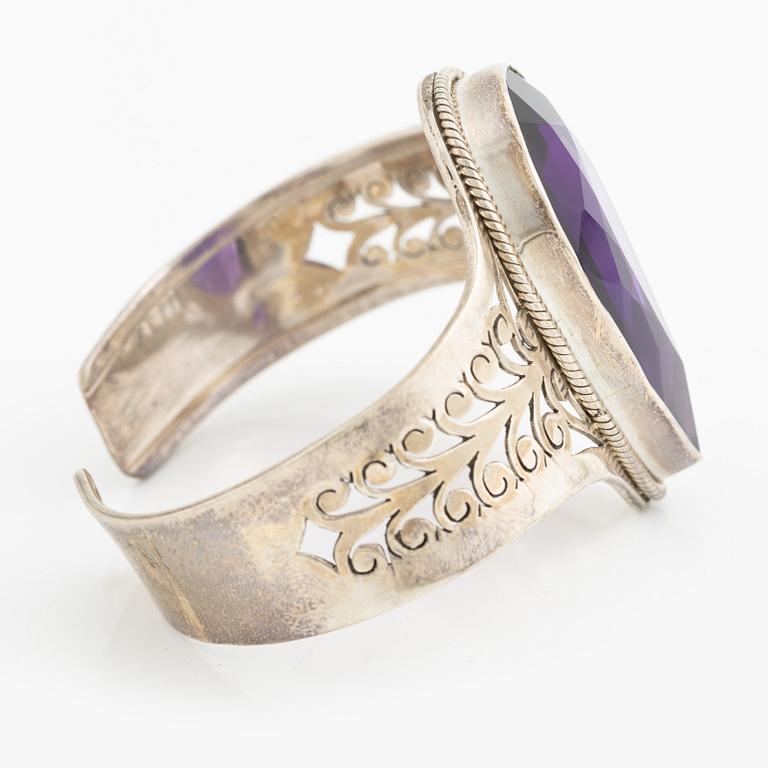 Arm ring, silver with drop-cut amethyst.