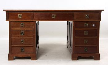 SKRIVBORD, senjugend, 1900-talets första kvartal.