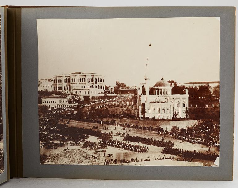 FOTOALBUM,   MEDELHAVSKRYSSNING 1905-06 MED KORVETTEN FREJA.