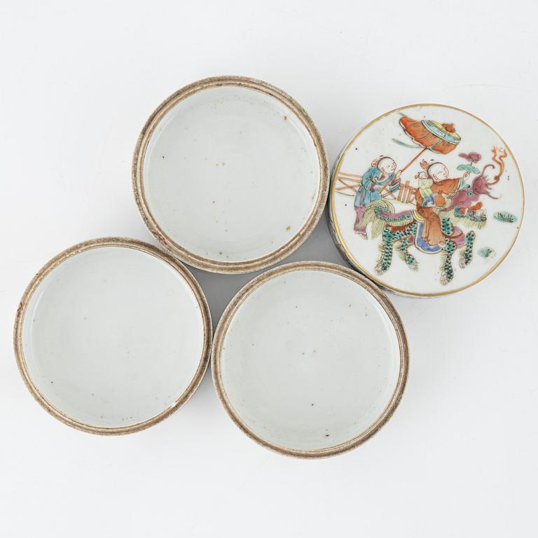 A Chinese tankard, a bowl and a four tiered food container, Qing dynasty, 18th/19th Century.