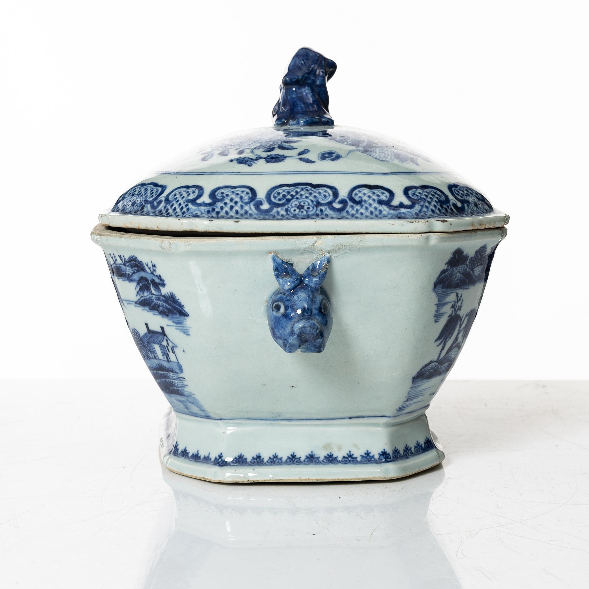 A Chinese export porcelain tureen, Qing dynasty, Qianlong (1736-95).