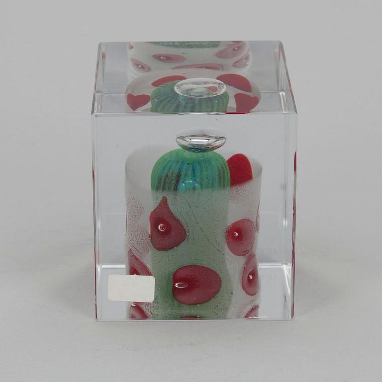 ÅRSKUB, glas, signerad Oiva Toikka, Nuutajärvi 2001, numrerad 152/2000.