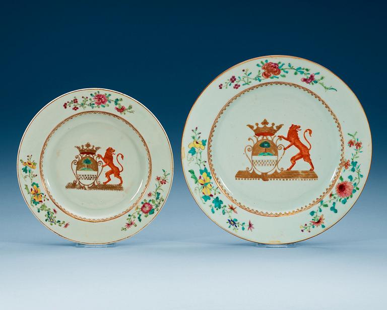 A set of four famille rose armorial dinner plates and a serving dish, Qing dynasty, Qianlong (1736-95).